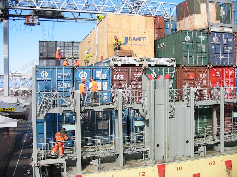 Chargement de conteneurs au port